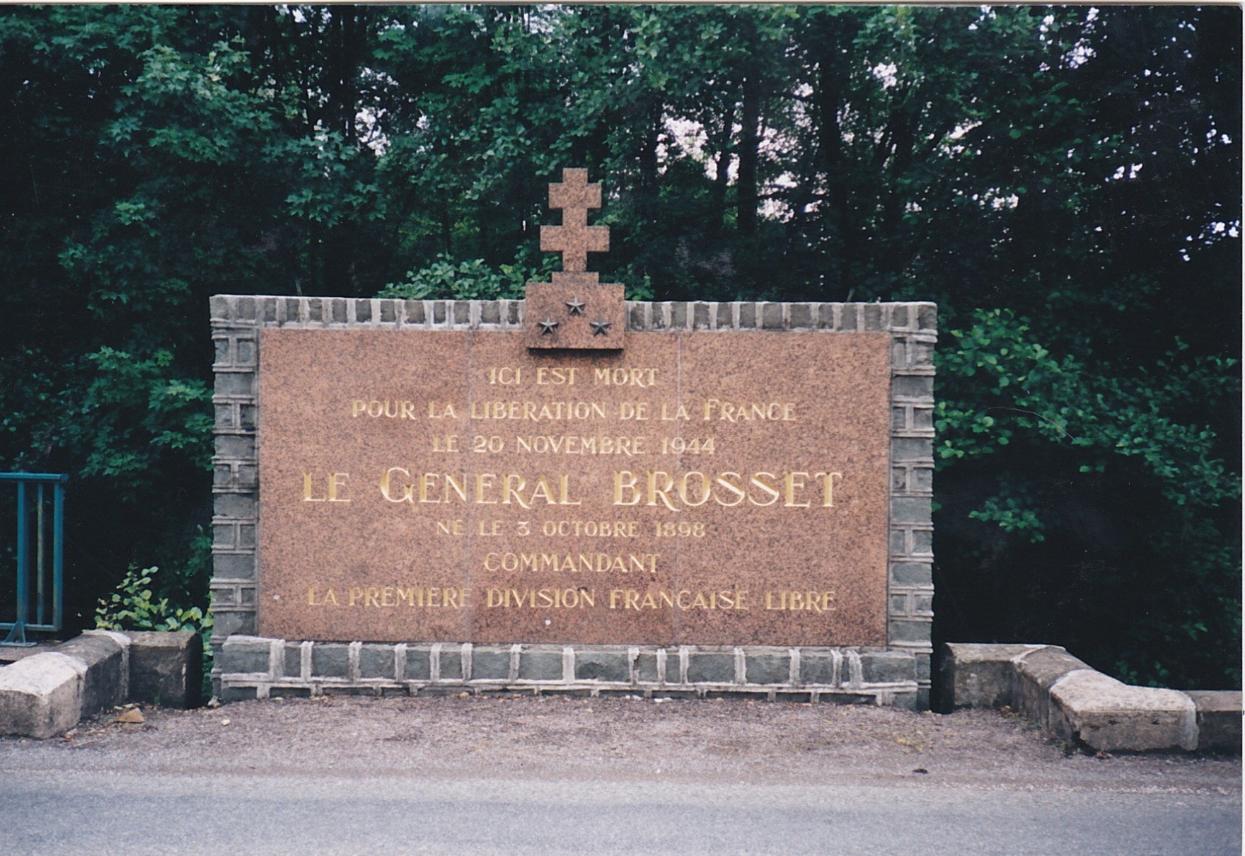 1 Monument la mmoire du Gl Brosset